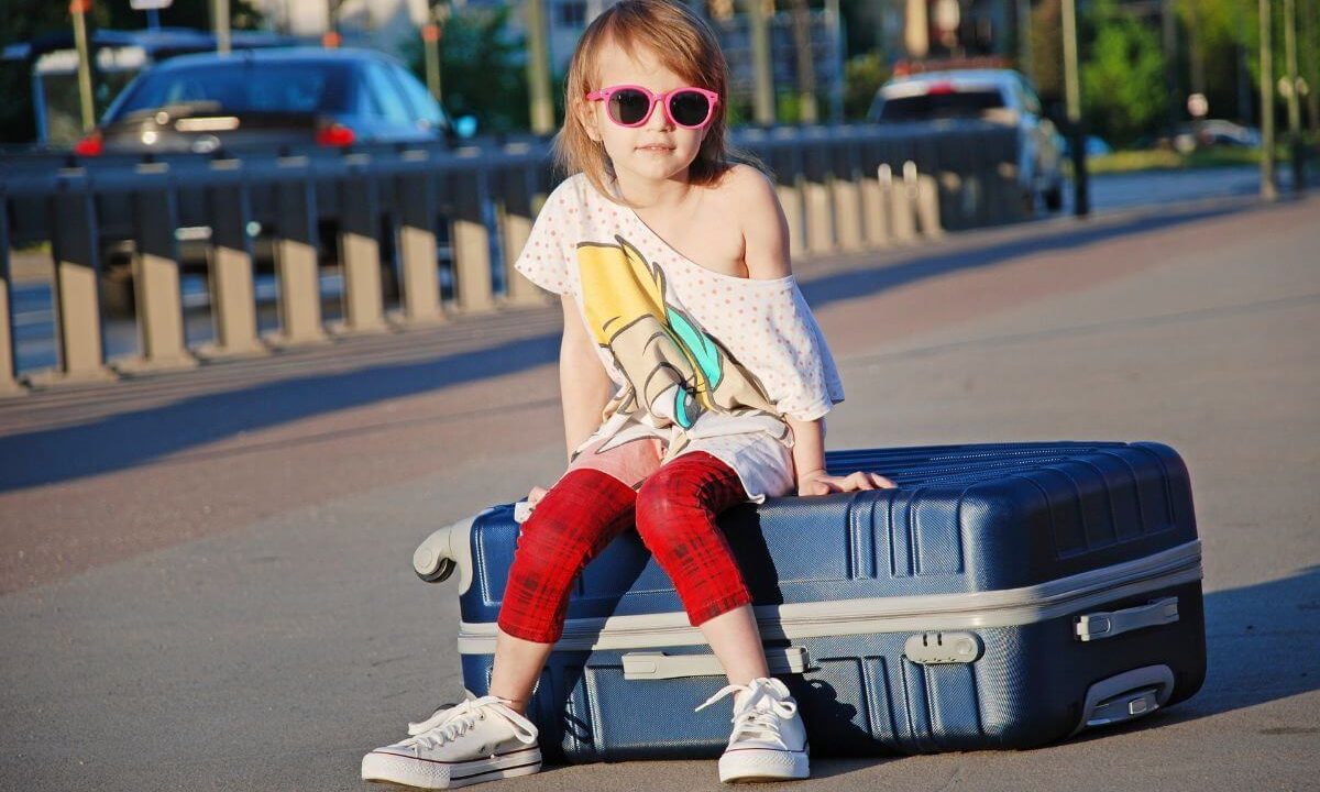 スーツケースと楽チンな格好の少女