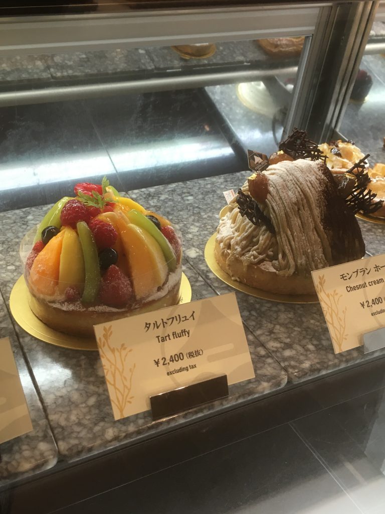 箱根の富士屋ホテルのホールケーキ